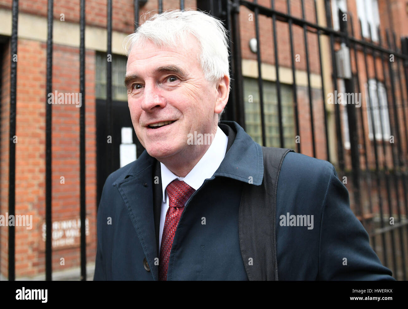 Cancelliere ombra John McDonnell si allontana dopo un incontro all unisono presso la sede centrale nel centro di Londra, come Jeremy Corbyn e Tom Watson hanno rilasciato una dichiarazione congiunta di acconsentire a rafforzare l unità di partito dopo una lotta alla sommità del lavoro seguenti rivendicazioni di una trama di acquisizione. Foto Stock