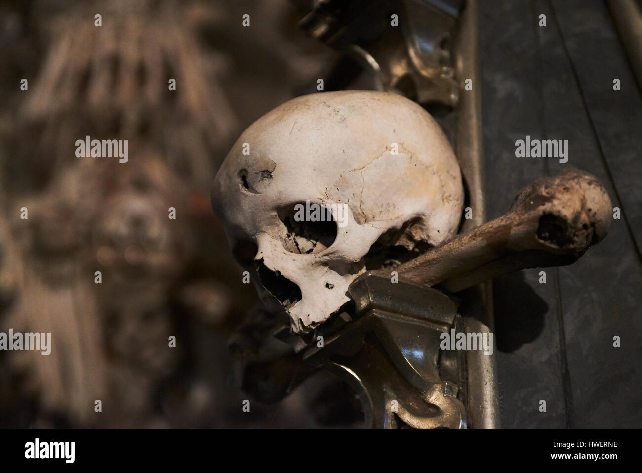Interno del Sedlec ossario (Kostnice) decorato con teschi e le ossa. Kutna Hora, Repubblica Ceca Foto Stock