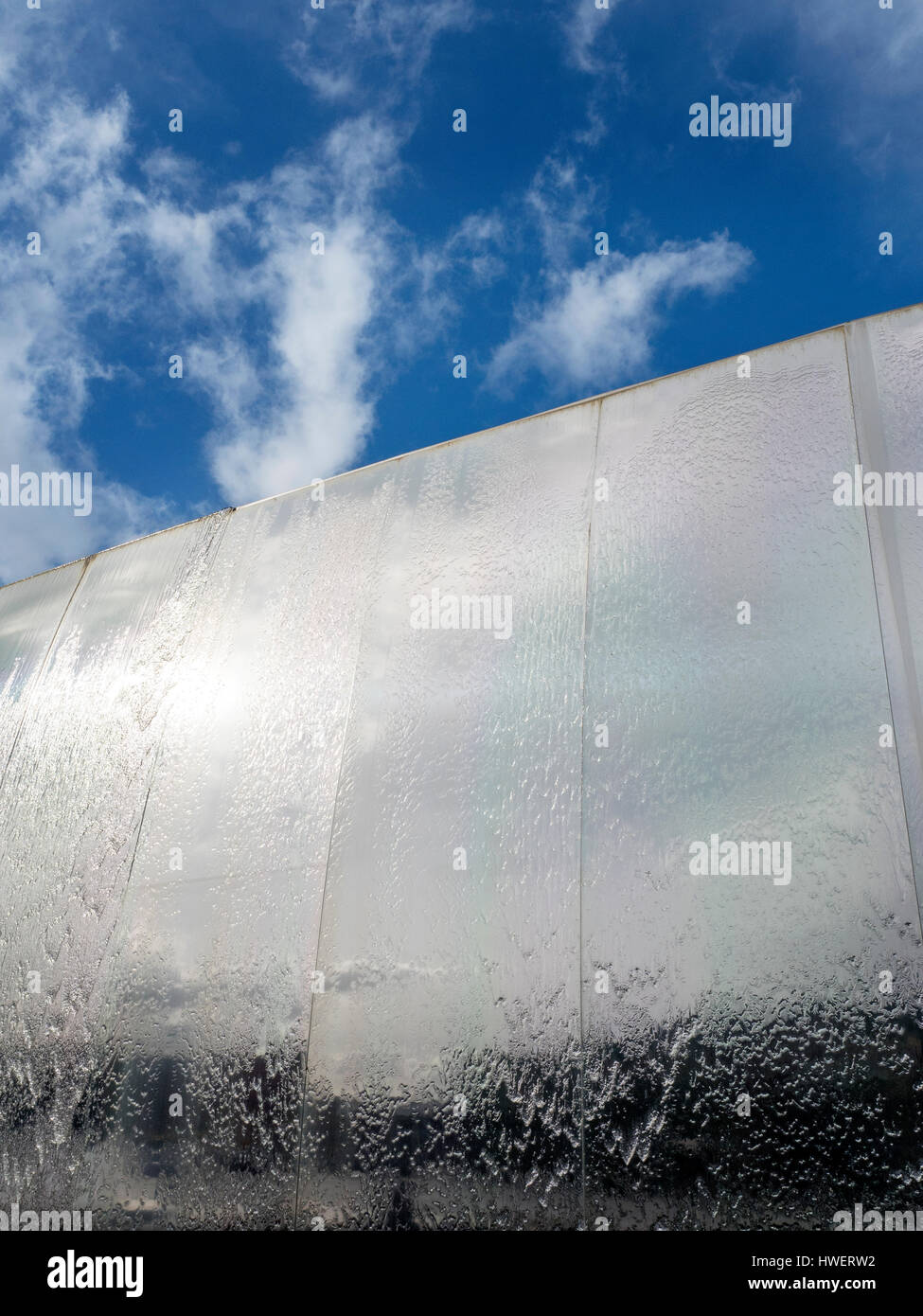 Cascata di acqua al di sopra del bordo di taglio in acciaio inox di una scultura in un covone Square Sheffield South Yorkshire Inghilterra Foto Stock