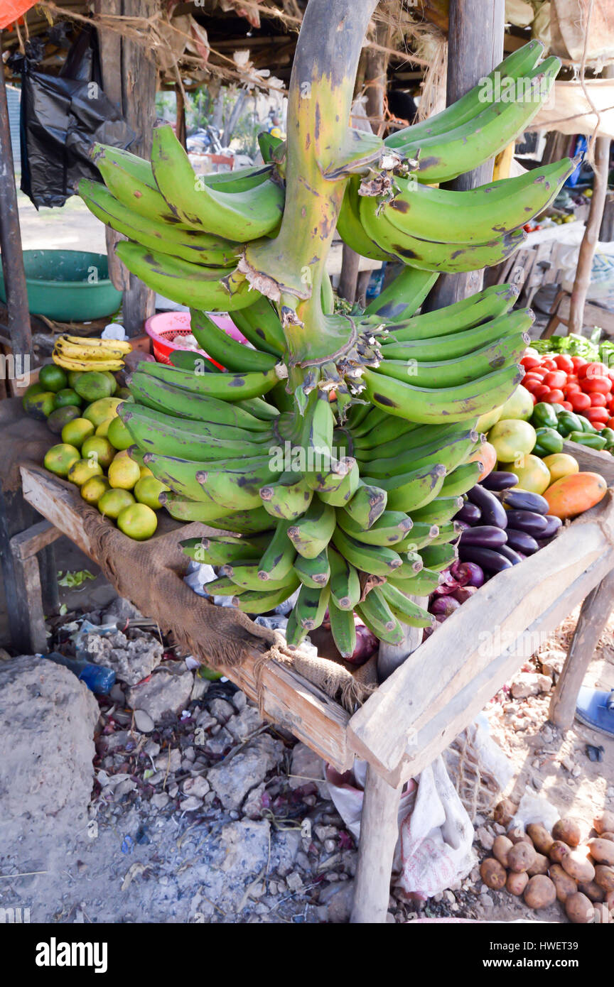 Dieta Banana in uno stallo lungo la strada di Bamburi al Kenya Foto Stock