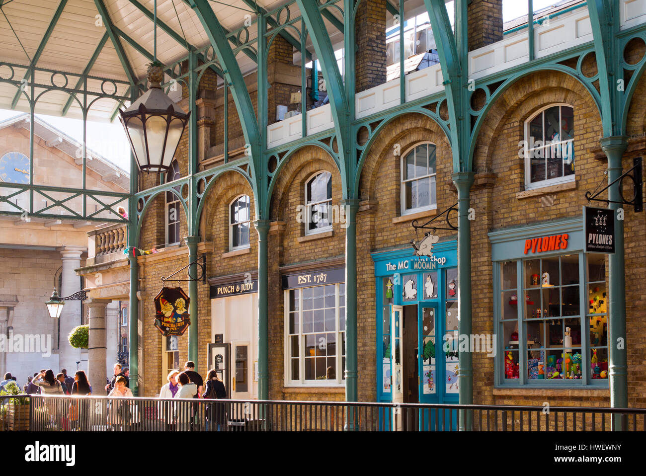 Mercato di Covent Garden negozi e pub. Londra, Inghilterra Foto Stock