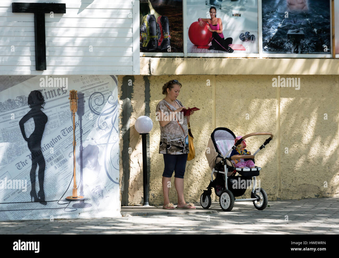 Tiraspol, Moldavia, madre con bambino trasporto Foto Stock