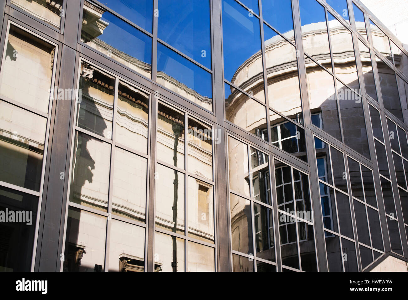 Finestra riflessioni intorno alla National Gallery in Trafalgar Square nella città di Westminster, nel centro di Londra Foto Stock