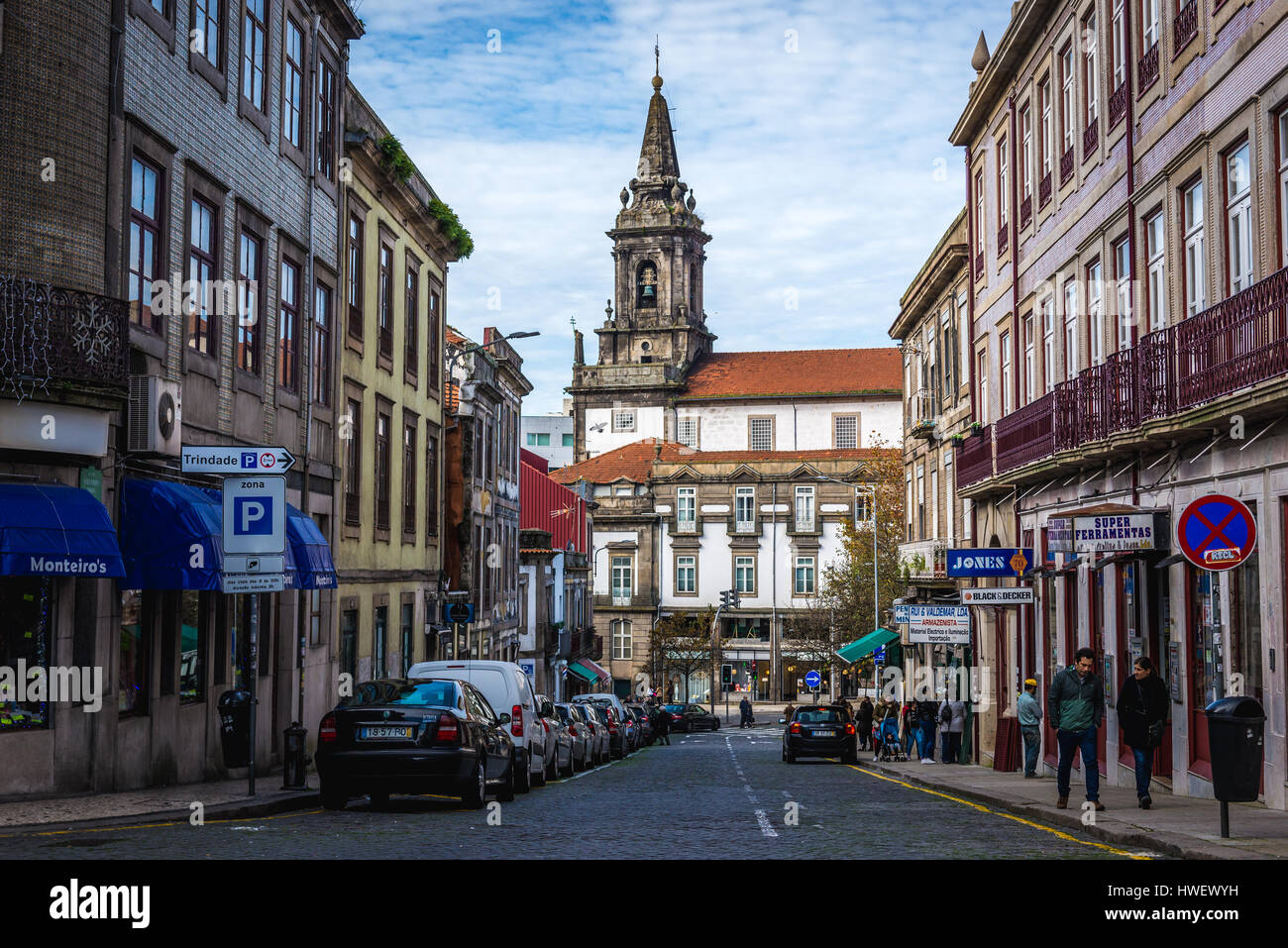 Vista sulla Rua de Fernandes Tomas street con la Santa Trinità Chiesa di Santo Ildefonso distretto della città di Porto sulla Penisola Iberica, il Portogallo Foto Stock