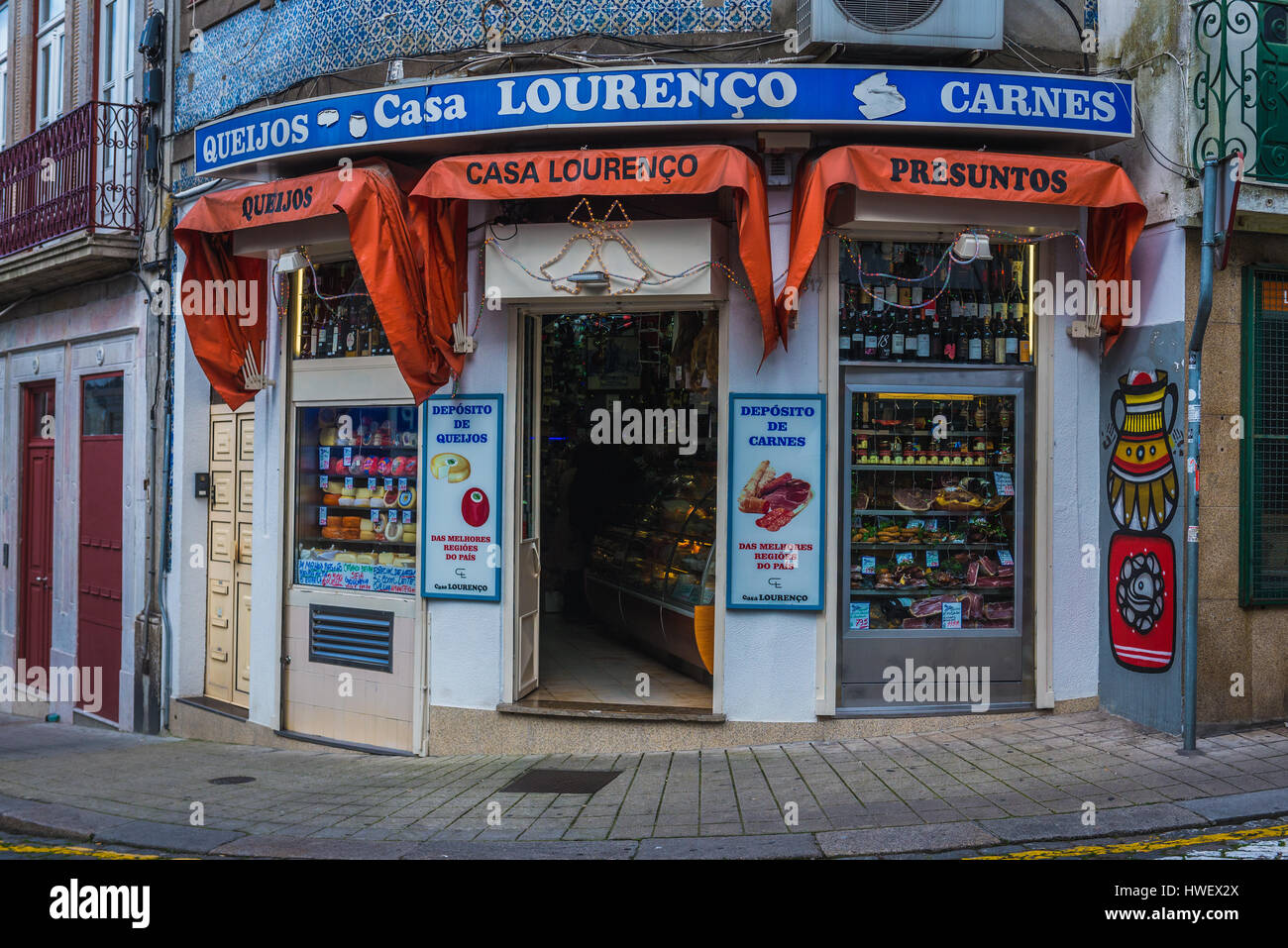 Casa Lourenco in vecchio stile tradizionale negozio di alimentari in Santo Ildefonso distretto della città di Porto sulla Penisola Iberica, la seconda più grande città in Portogallo Foto Stock