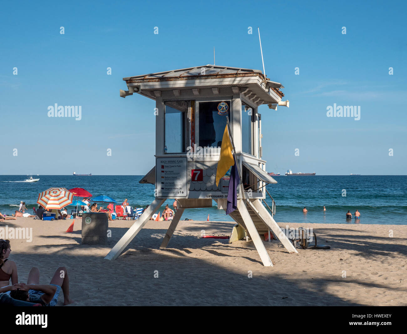 La città di Fort Lauderdale Oceano bagnino di salvataggio torre sulla spiaggia di Las Olas, bagnini sono in servizio Anno Foto Stock La città di Fort Lauderdale Oceano bagnino di salvataggio torre sulla spiaggia di Las Olas, bagnini sono in servizio Anno Foto Stock