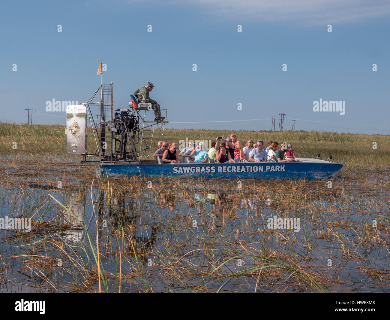 Tourist Godetevi un Giro in Airboat al Sawgrass Recreation Park sperando di vedere Wild Everglades della Florida alligatori Foto Stock