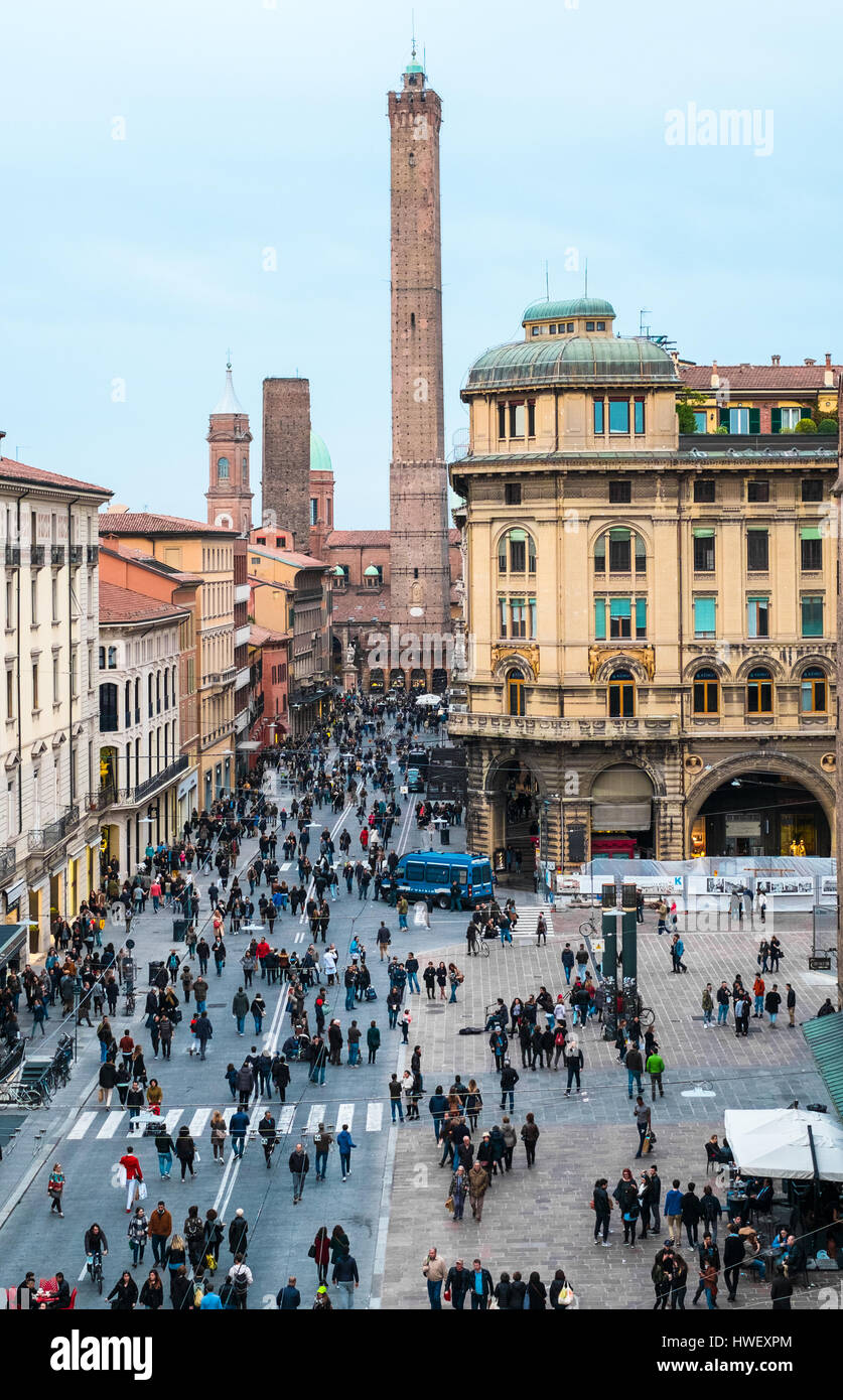Bologna, Italia 18 marzo 2017. Via Rizzoli, la strada principale della città di Bologna, in un tardo pomeriggio invernale: Le Due Torri sullo sfondo Foto Stock
