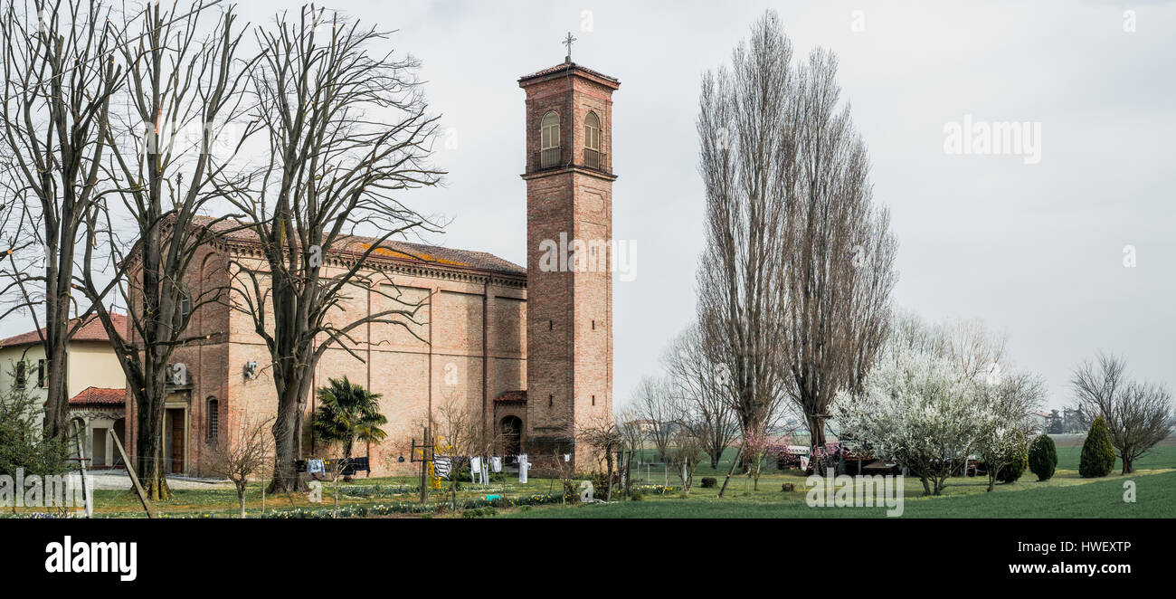 Chiesa rurale nella bassa pianura padana Foto Stock