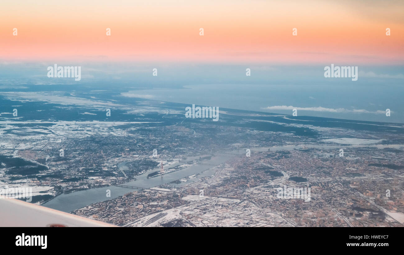 Vista dalla finestra aereo sulla Riga, Lettonia. Tramonto Tramonto sul golfo di Riga, il Golfo di Riga, o Golfo di Livonia. La città capitale Foto Stock