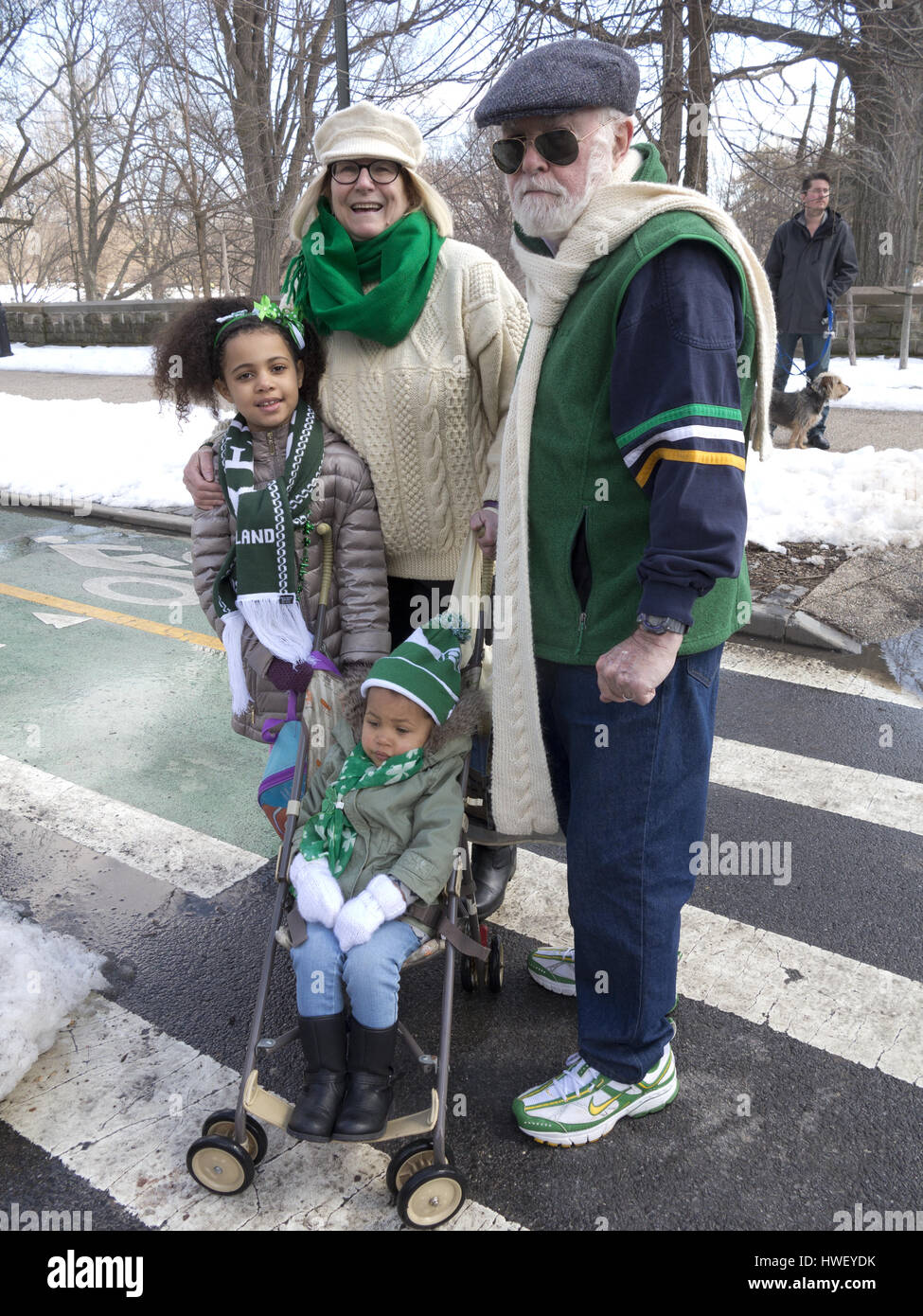 Famiglia frequentare san Patrizio parade nel Park Slope quartiere di Brooklyn, New York, 2017. Foto Stock