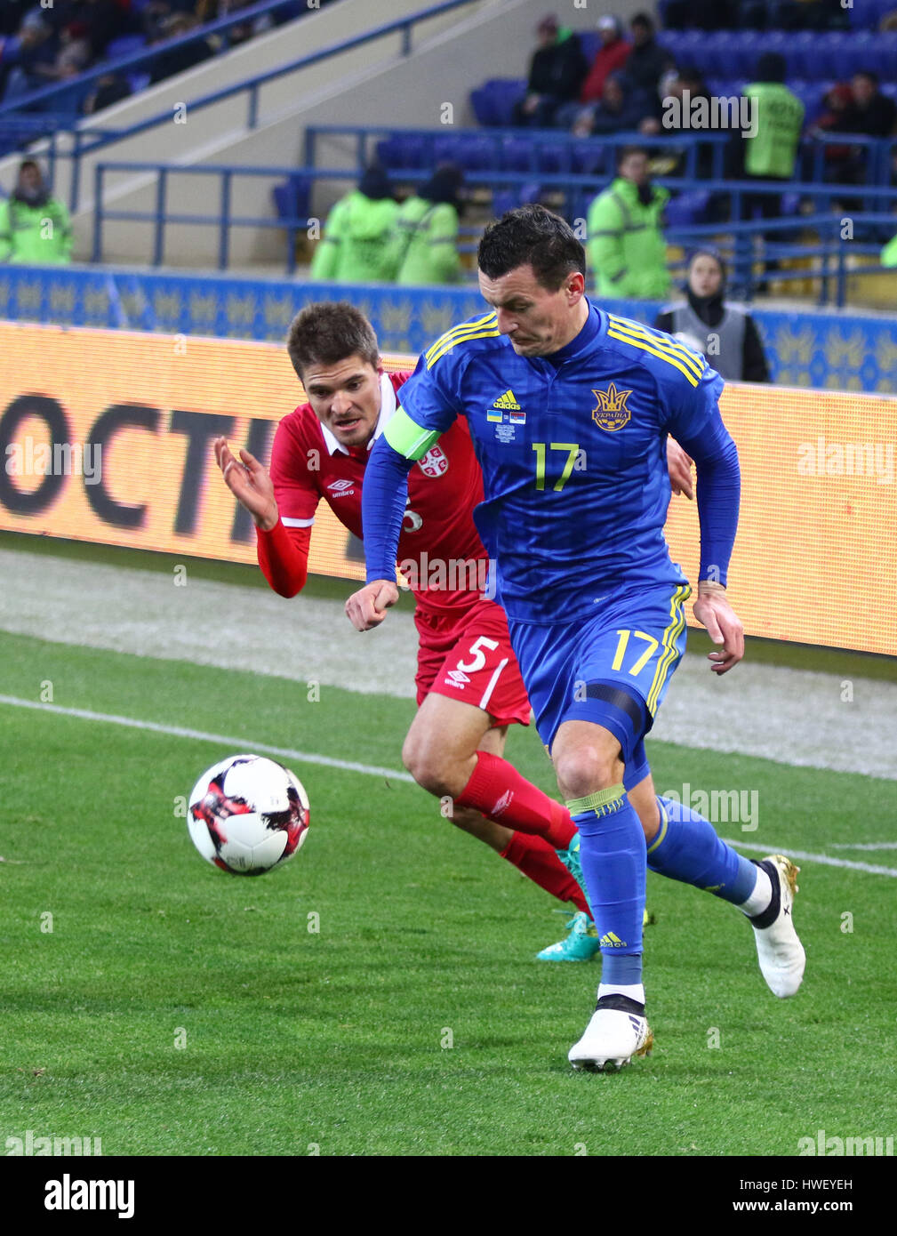 Kharkiv, Ucraina - 15 Novembre 2016: Artem Fedetskiy dell'Ucraina (R) combatte per una sfera con Aleksandar Ignjovski di Serbia durante il loro incontro amichevole Foto Stock