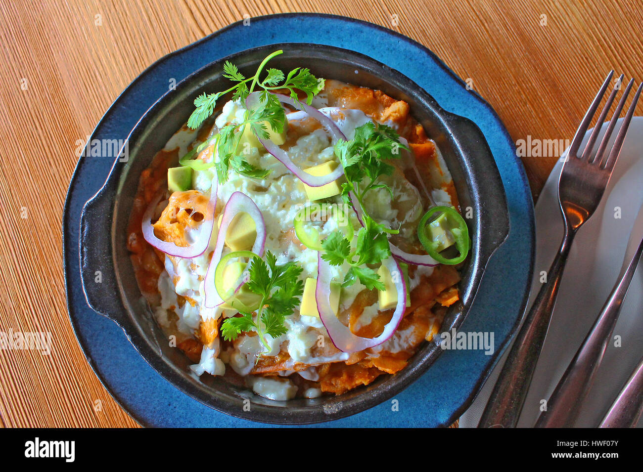 Chilaquiles messicano piatto tipico tavolo in legno Foto Stock