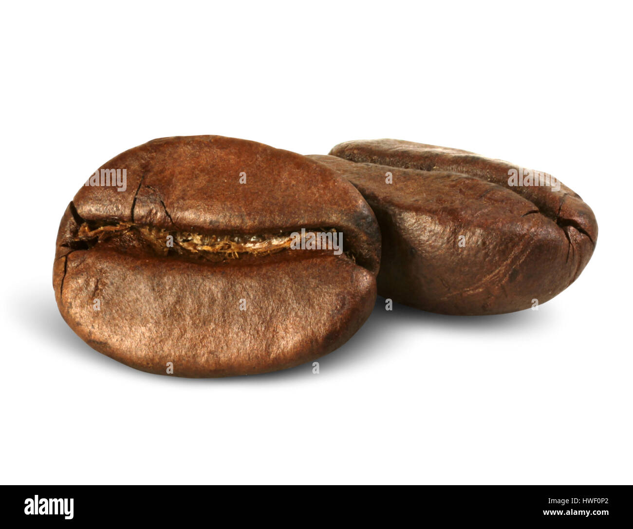 Primo piano due chicchi di caffè isolato su bianco, percorso Foto Stock