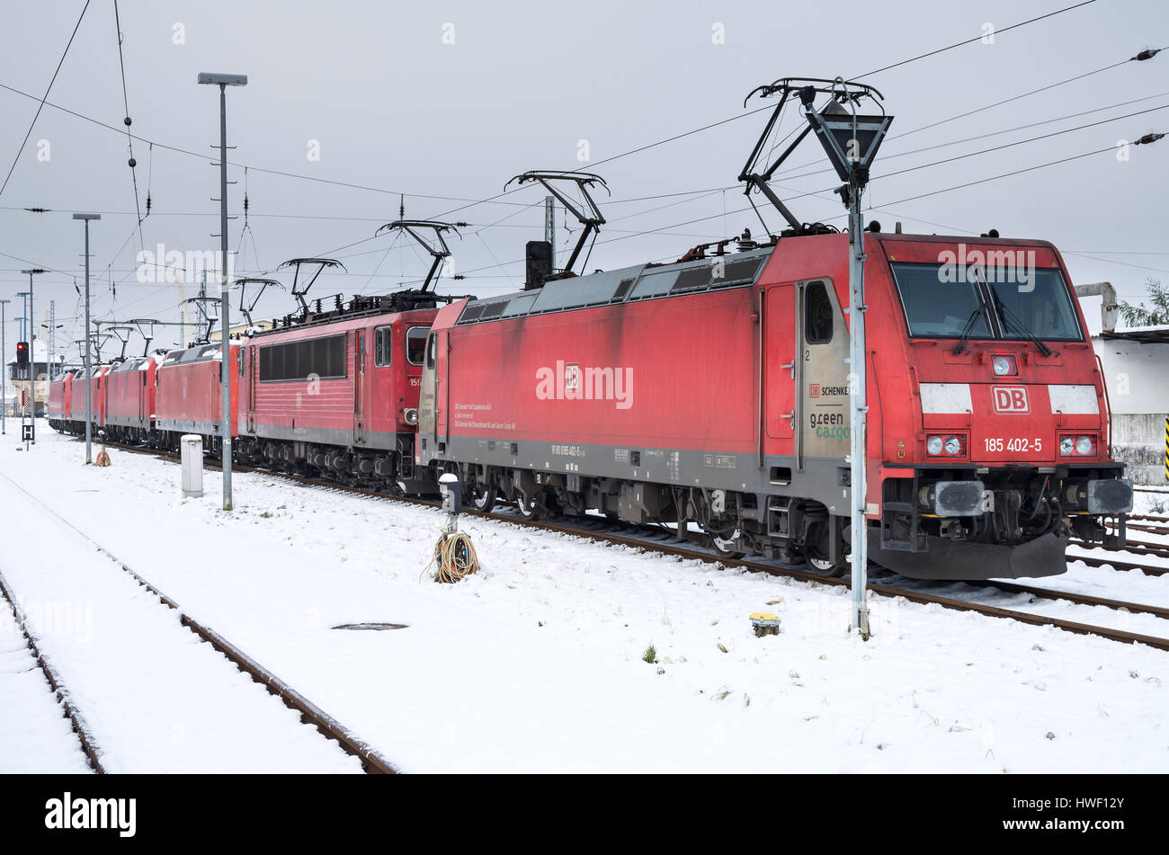 DB locomotive elettriche. Deutsche Bahn AG è il più grande operatore ferroviario e proprietario di infrastrutture in Europa. Foto Stock