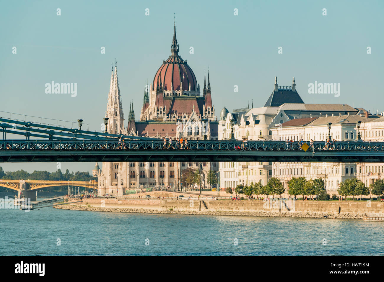 Il Parlamento ungherese con la campata centrale del Ponte della Catena a Budapest Foto Stock
