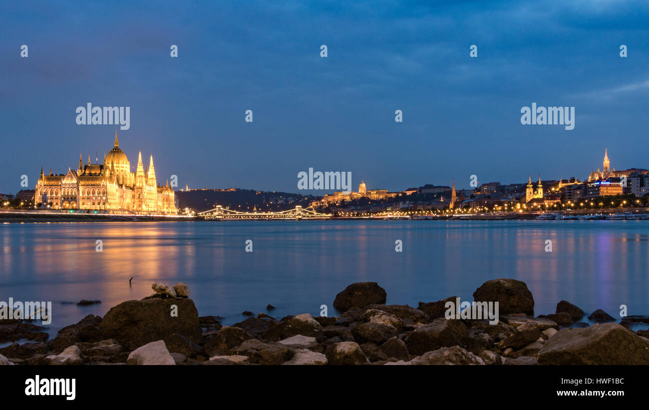 Una foto panoramica del parlamento ungherese e Palazzo Reale dal Danubio a Budapest al crepuscolo Foto Stock