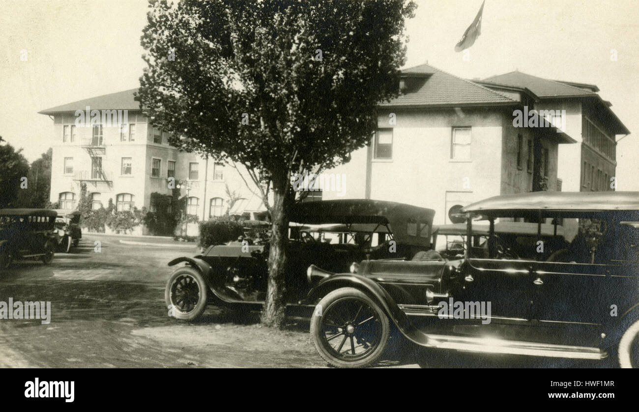 Antique c1910 fotografia, antichi auto parcheggiata in un edificio. Posizione sconosciuta, probabilmente a New York. Fonte: originale stampa fotografica. Foto Stock