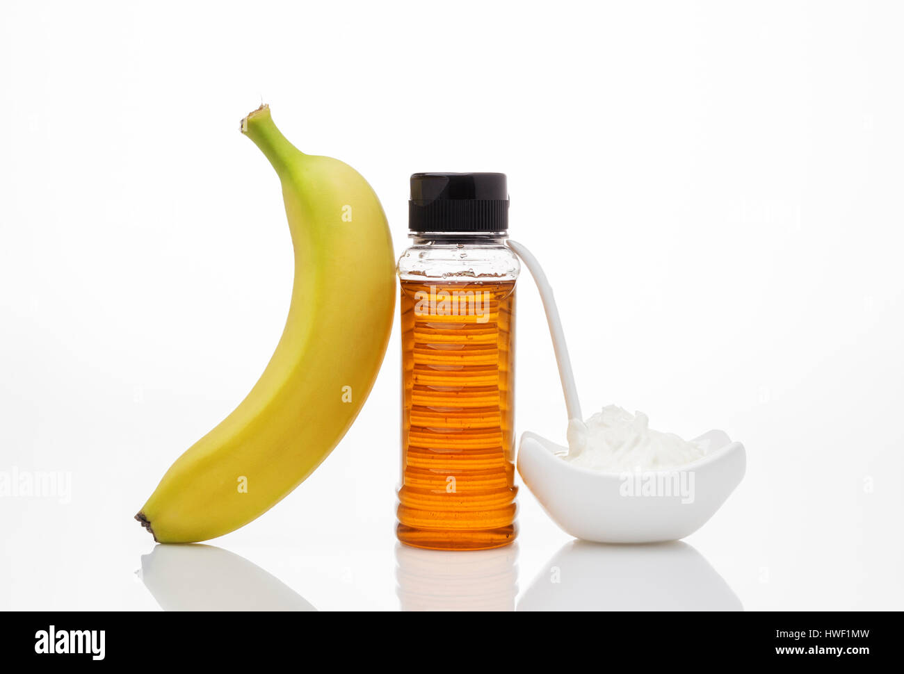 Banana, miele e Quark, ingredienti per un DIY maschera facciale o snack  sani Foto stock - Alamy