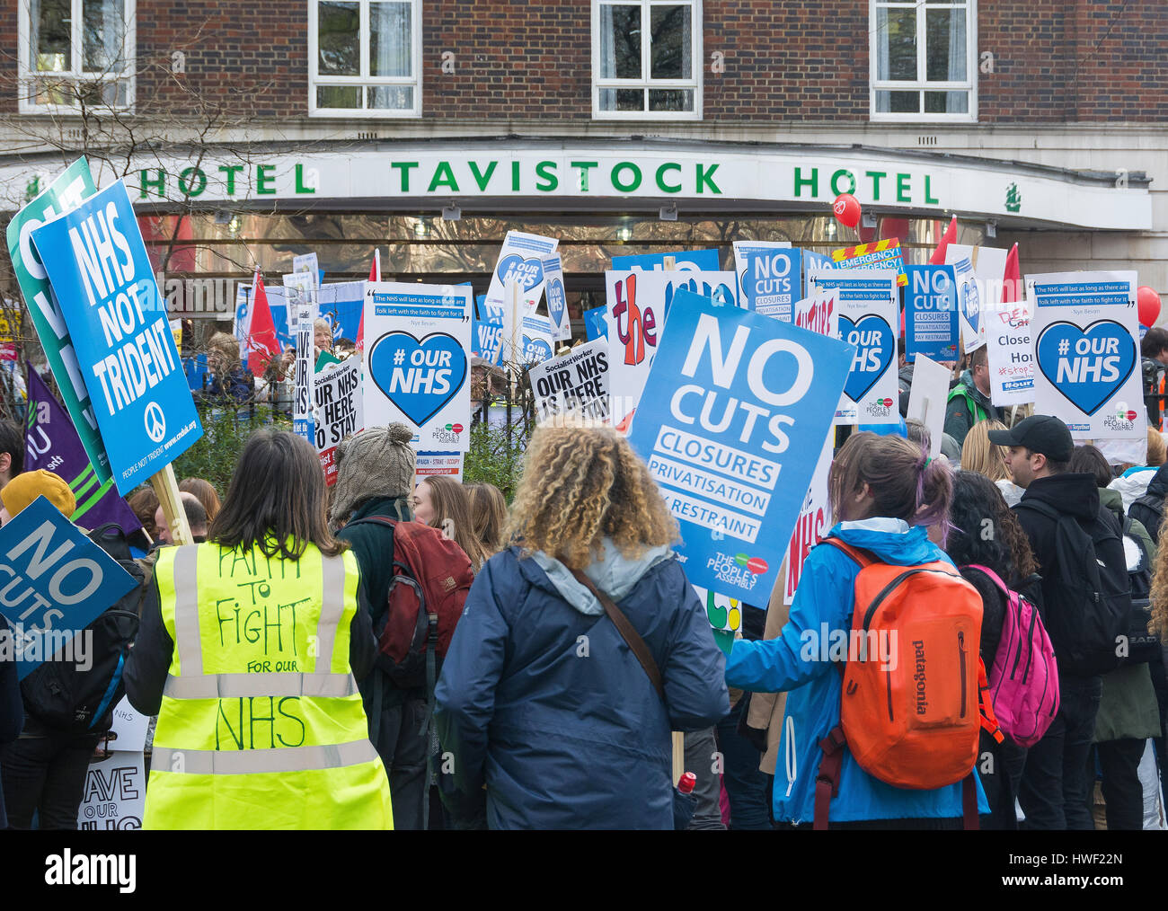 Migliaia marzo in segno di protesta su piani per "senza precedenti' tagli per il NHS a Londra, Inghilterra, Regno Unito. 4 Marzo 2017 Foto Stock