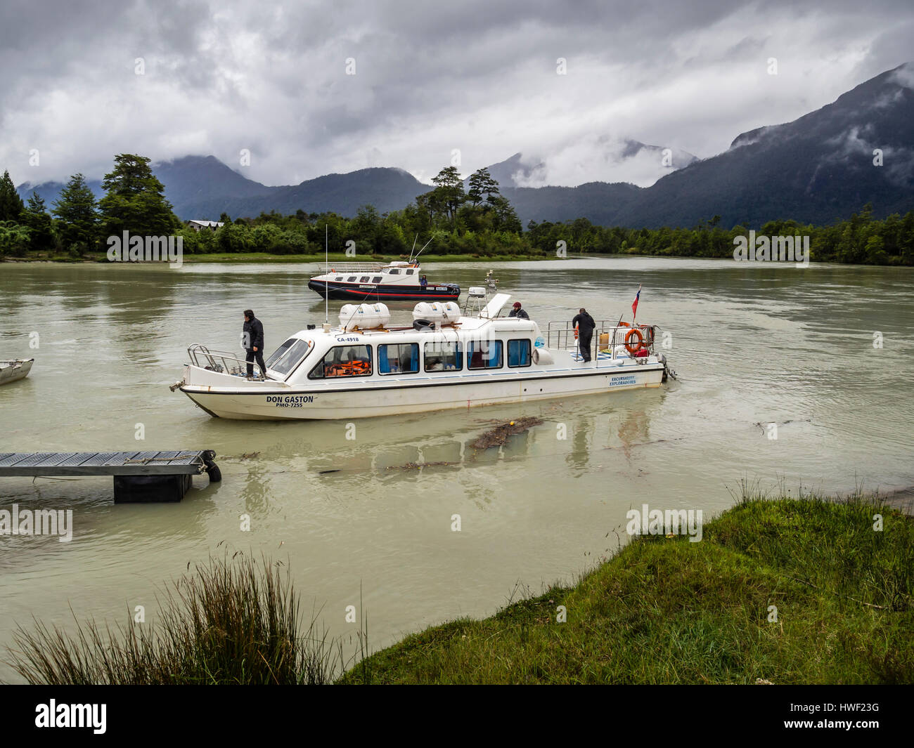 In barca per visite guidate , escursione da Bahia Exploradores a San Rafael glacier, vicino a Puerto Rio tranquilo, Aysen regione, Patagonia, Cile Foto Stock