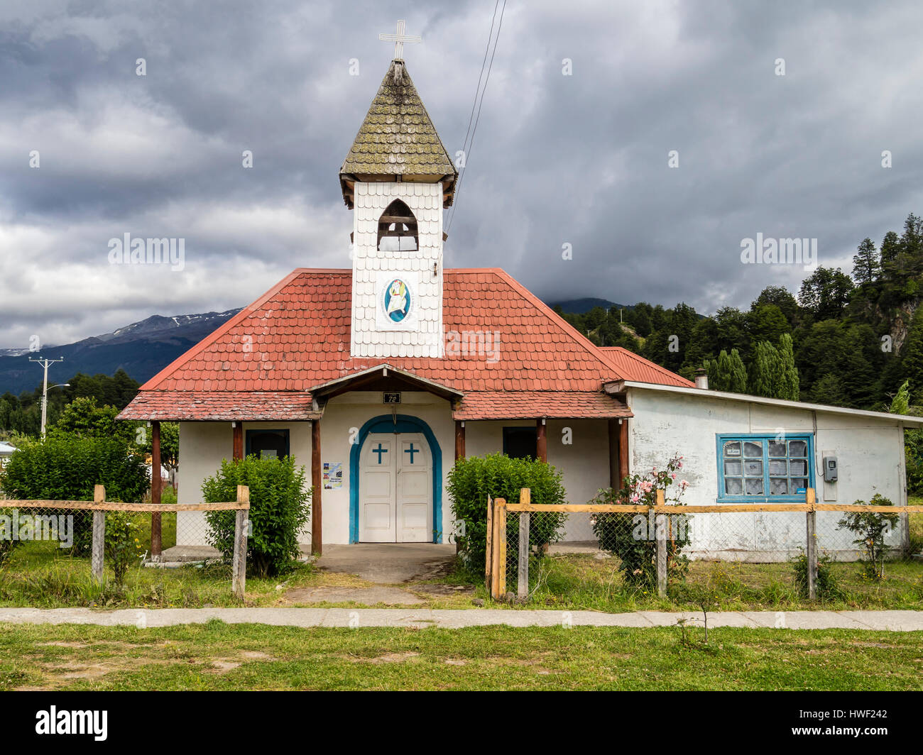Chiesa con antenna satellitare, padre Ronchi, villaggio Puerto Rio Tranquilo vicino marmor grotte, Aysen regione, Patagonia, Cile Foto Stock