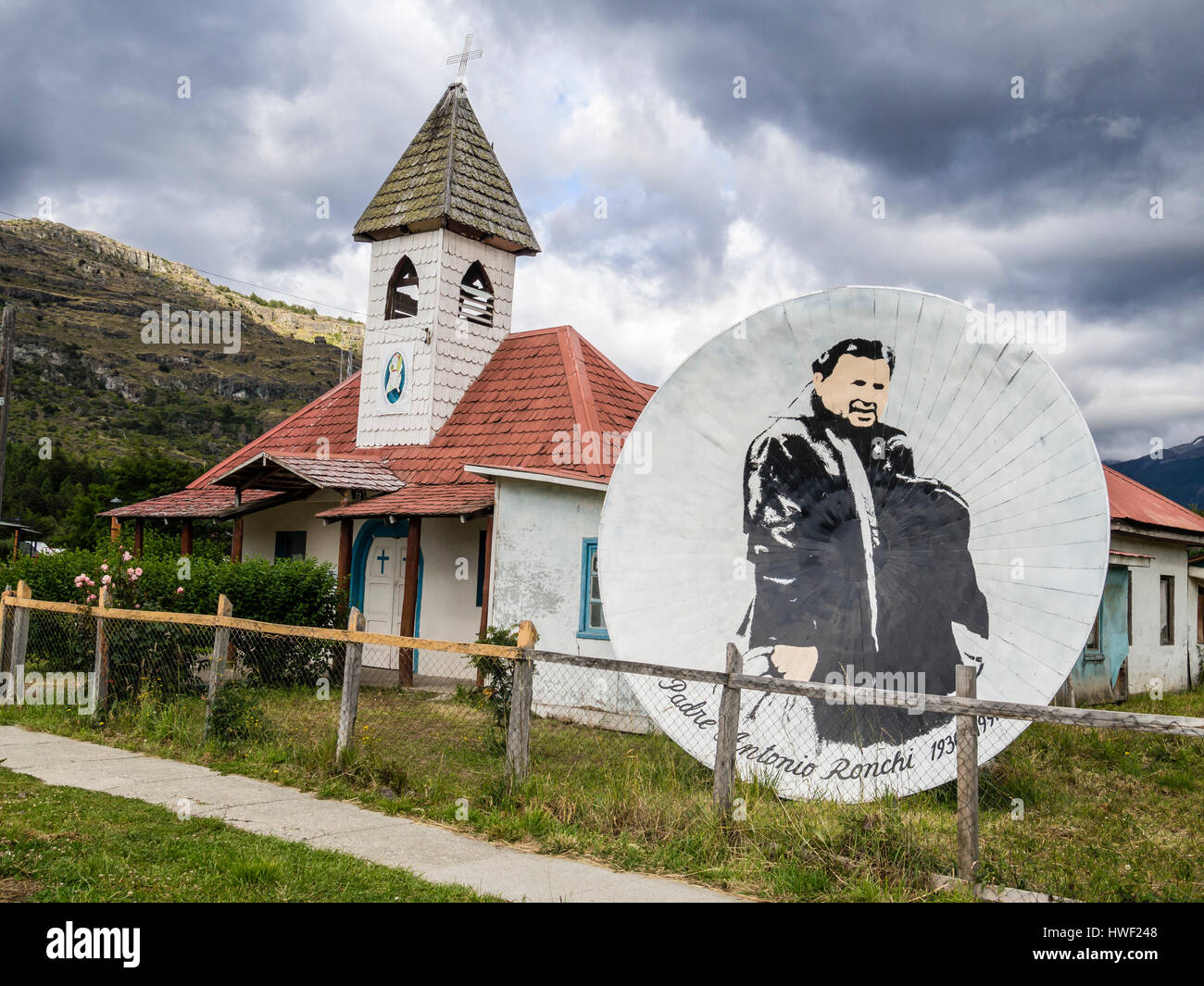 Chiesa con antenna satellitare, padre Ronchi, villaggio Puerto Rio Tranquilo vicino marmor grotte, Aysen regione, Patagonia, Cile Foto Stock