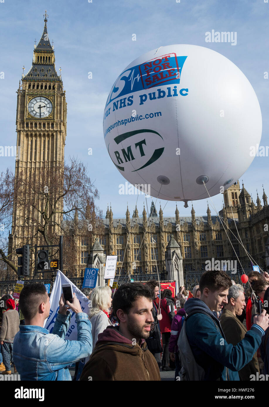 Migliaia marzo in segno di protesta su piani per "senza precedenti' tagli per il NHS a Londra, Inghilterra, Regno Unito. 4 Marzo 2017 Foto Stock