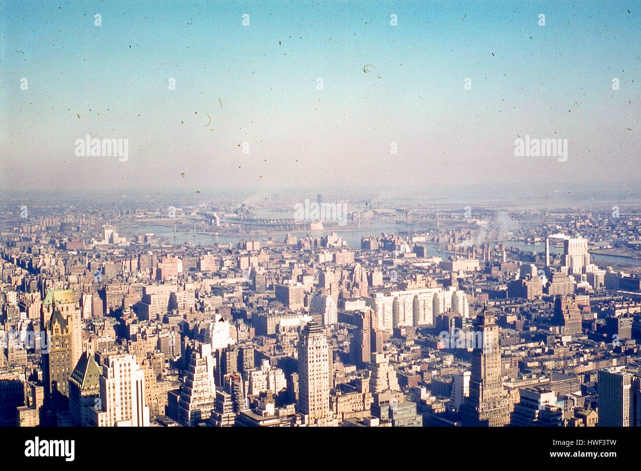 Vista panoramica rivolta verso nord-est del Lenox Hill quartiere di upper Manhattan, l'East River, Northwest Queens, e la punta meridionale del Bronx, 1957. Il Triborough Bridge, Hells Gate Bridge e i reparti di ponte dell'isola sono visibili sullo sfondo al centro, con Wards-Randall's Island al di sotto di esse. A destra è la punta nord dell isola di benessere (Isola di Roosevelt) visibile appena sotto il promontorio di Hallet's punto, Astoria, Queens. Al centro a destra è il nuovo Ospedale York-Presbyterian/Weill Cornell Medical Center sulla Sessantottesima strada dall'East River. Lo spostamento a ovest, il bianco di mattoni casa di Manhattan Foto Stock