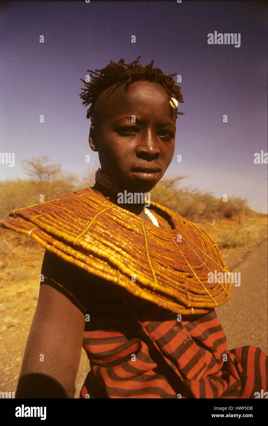 Pokot ragazza con ornamenti tradizionali a nord del lago Baringo, Kenya Foto Stock