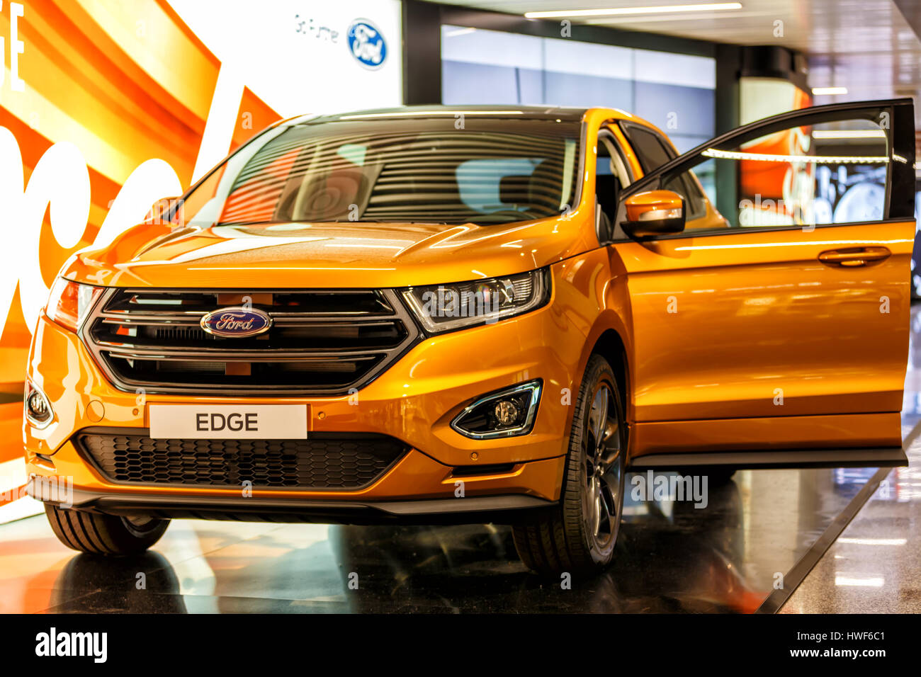 Roma, Italia - 12 Maggio 2016: Ford Edge di medie dimensioni di crossover Auto SUV su esposta durante il 2016 Ford promozione. Vi è una porta aperta per consentire everyon Foto Stock