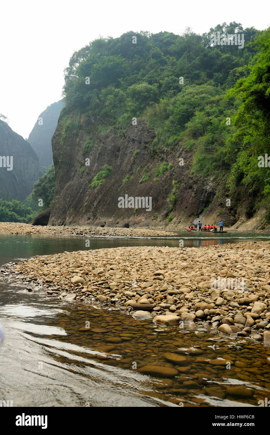 Una zattera di bamboo ride su nove piegare fiume Jiuqu (XI) in wuyishan scenic area nella provincia del Fujian in Cina. Foto Stock