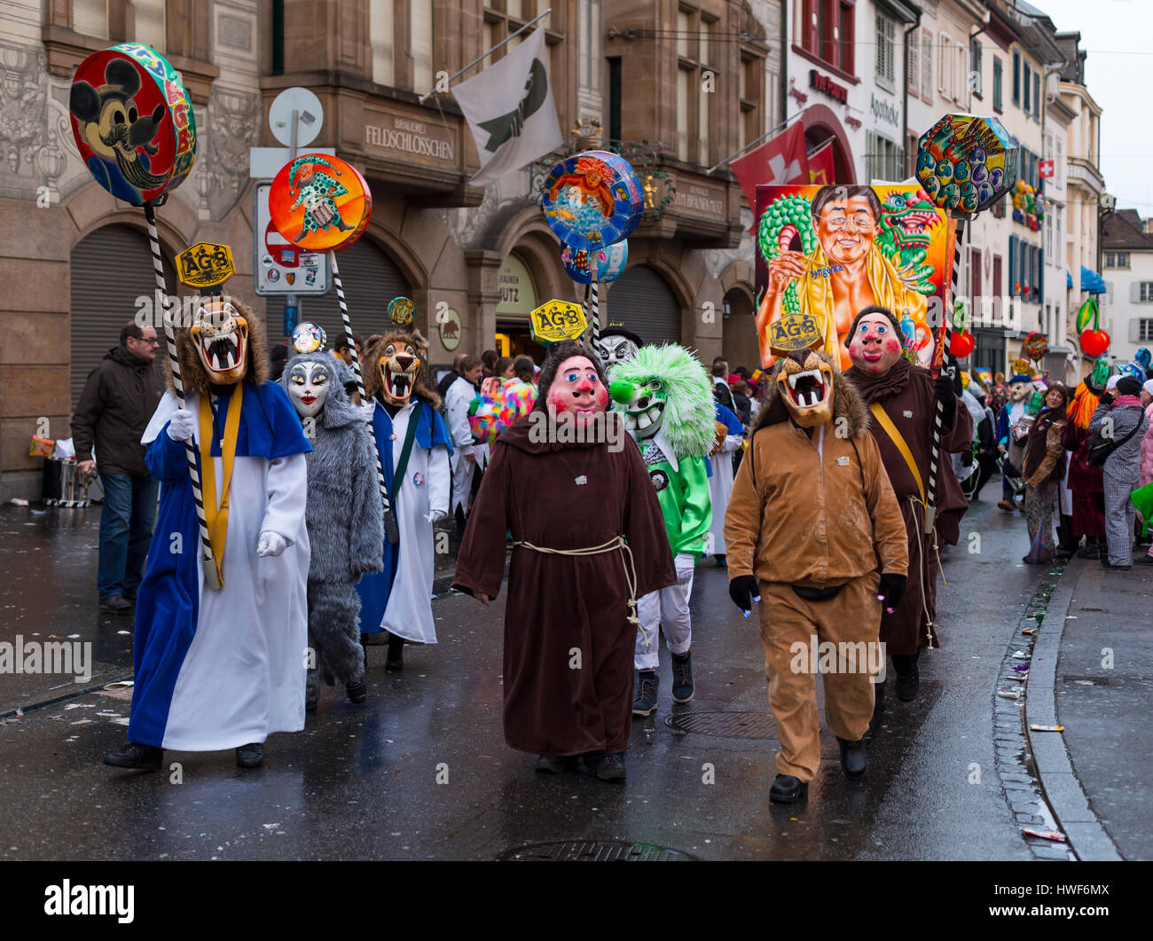 Il Carnevale di Basilea. Basel, Svizzera - 6 marzo 2017. Uno dei numerosi gruppi di carnevale con le loro lanterne illuminate marche attraverso la città vecchia. Foto Stock