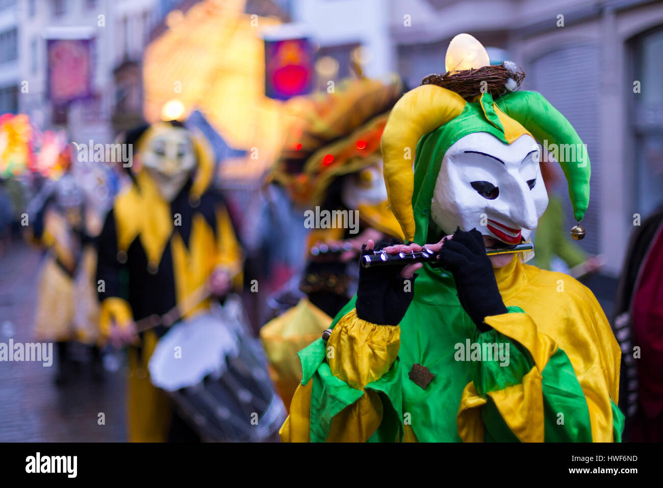 Il Carnevale di Basilea. Basel, Svizzera - 6 marzo 2017. Close-up di un singolo partecipante carnevale indossando un verde e giallo costume e una maschera da clown. Foto Stock