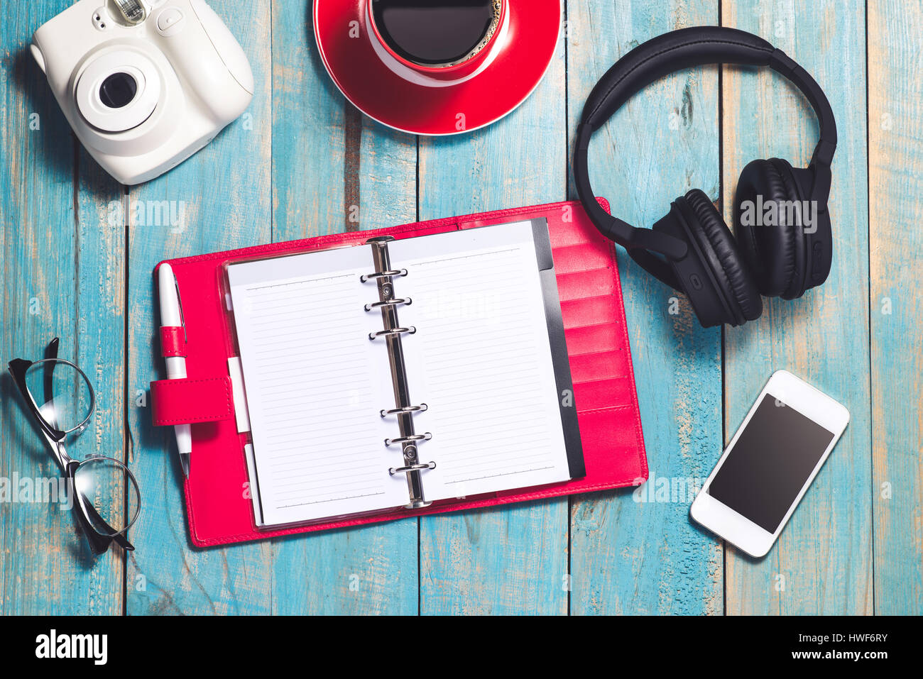 Estate sfondo. Accessori da viaggio in legno di colore blu Foto Stock