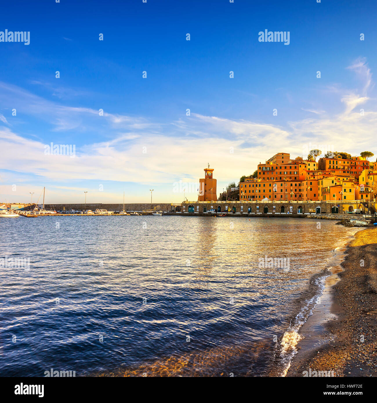 Isola d'Elba, Rio Marina Village baia. Bay Beach e del faro. Toscana, Italia, Europa. Foto Stock