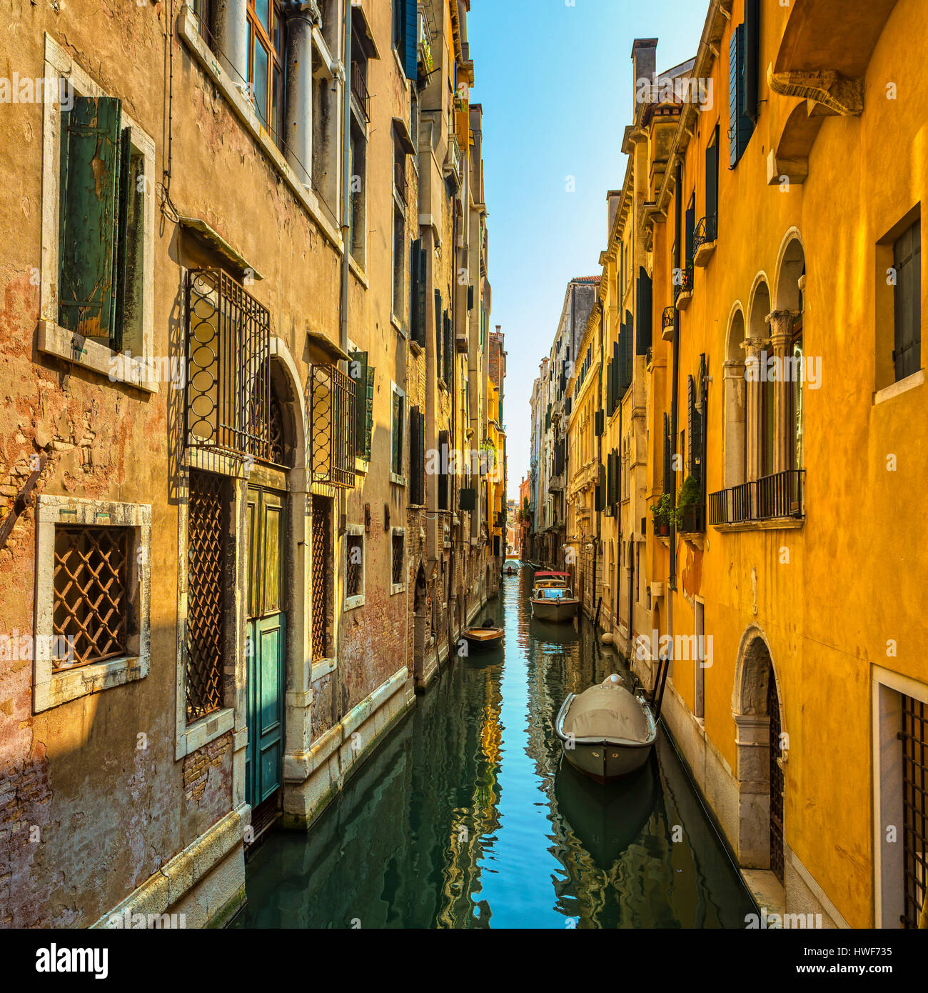 Venezia tramonto cityscape, barche, canale d'acqua e di edifici tradizionali. L'Italia, l'Europa. Foto Stock