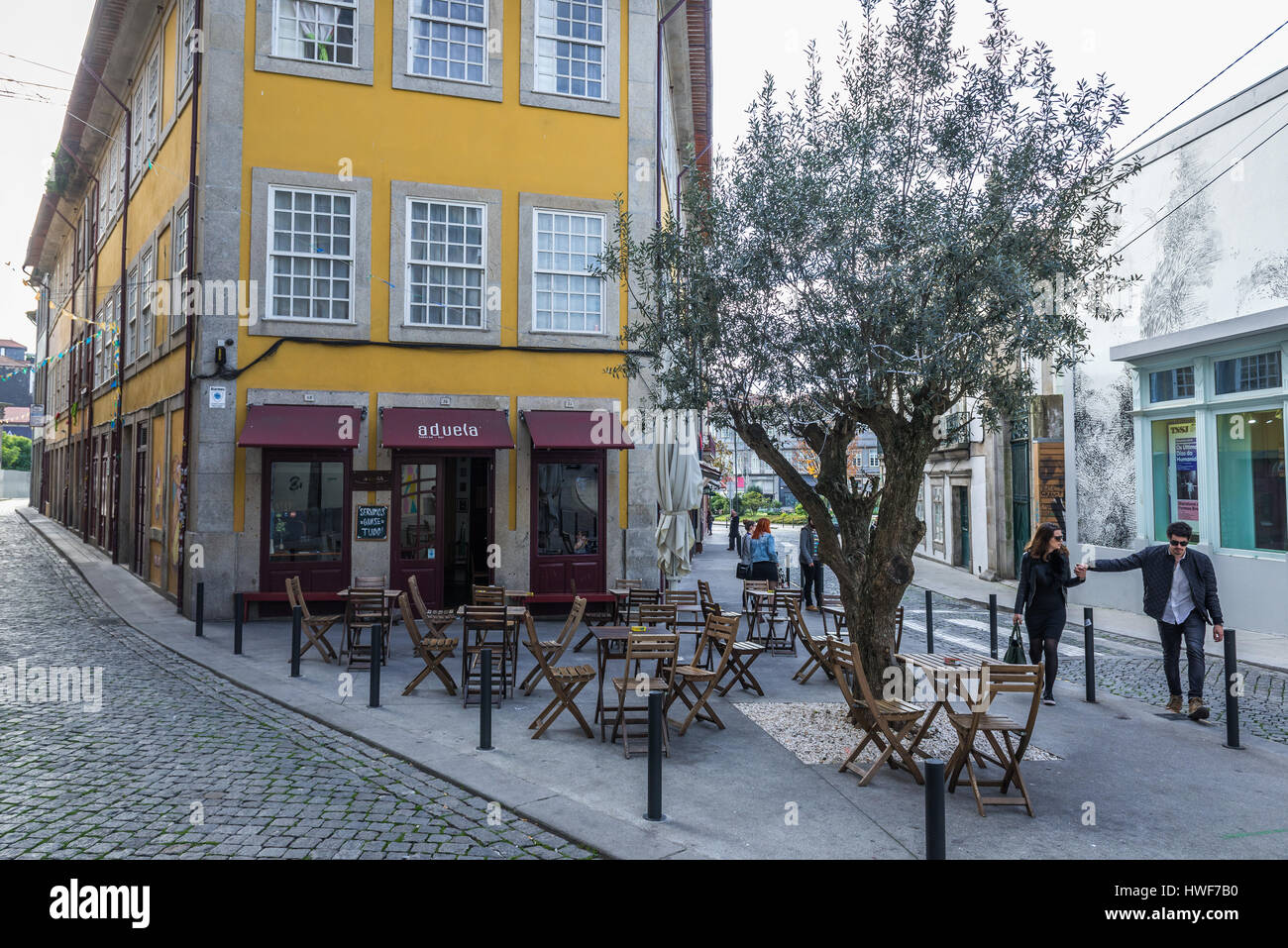 Giallo casa di città con Aduela bar su un livello di terra in Vitoria parrocchia civile della città di Porto sulla Penisola Iberica, la seconda più grande città in Portogallo Foto Stock