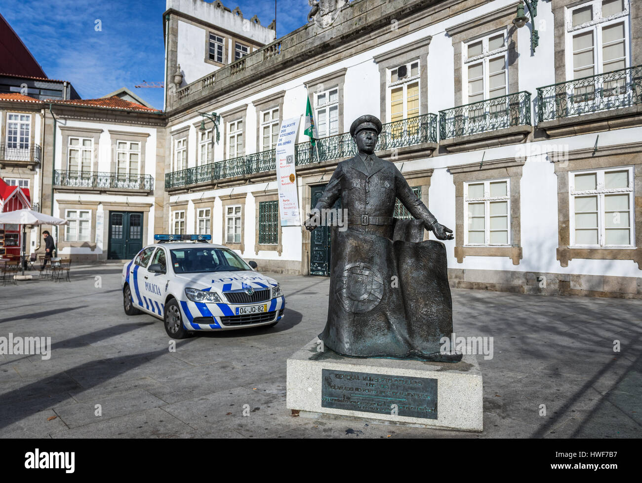 Generale Portoghese della Air Force Carlos Humberto da Silva Delgado statua su Alberto Piazza (Praaa de Carlos Alberto) a Porto, Portogallo Foto Stock