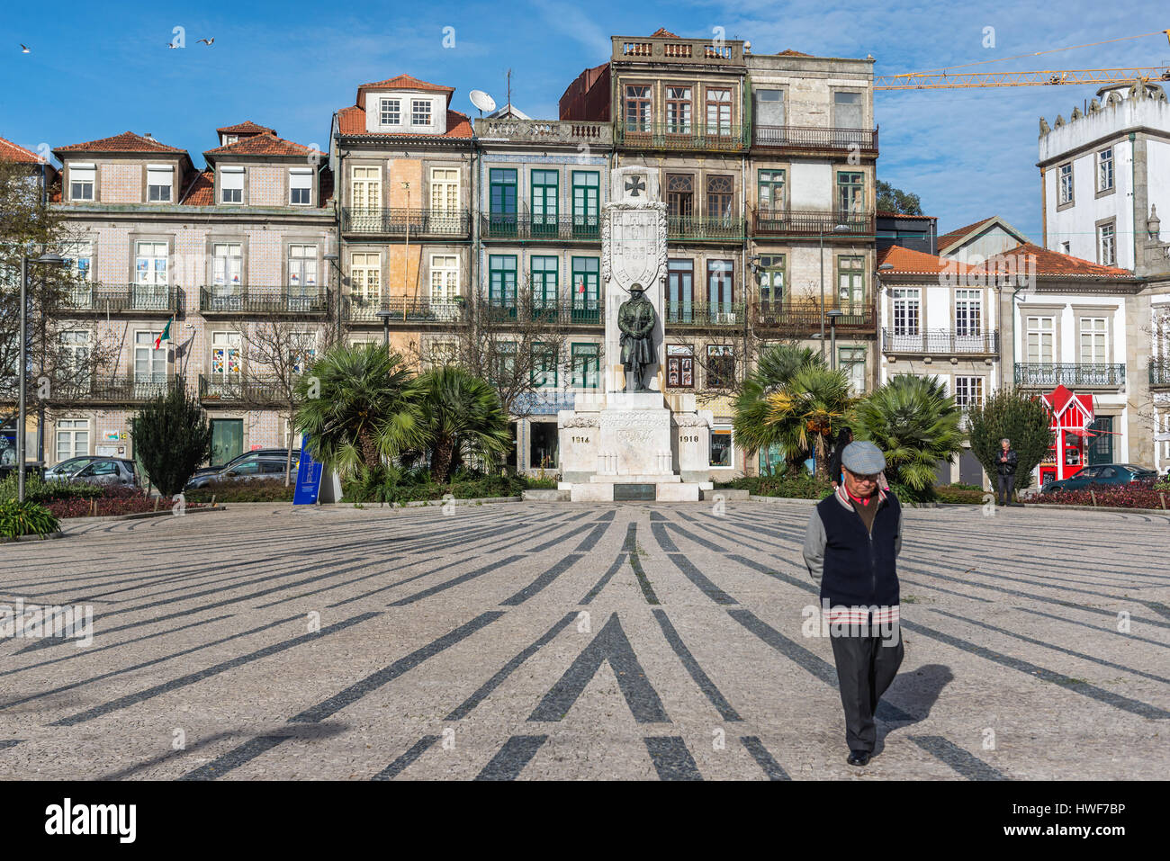 Carlos Alberto Piazza (Praaa de Carlos Alberto) con un Monumento ai Caduti della Grande Guerra (I Guerra Mondiale) a Vitoria parrocchia di Porto, Portogallo Foto Stock