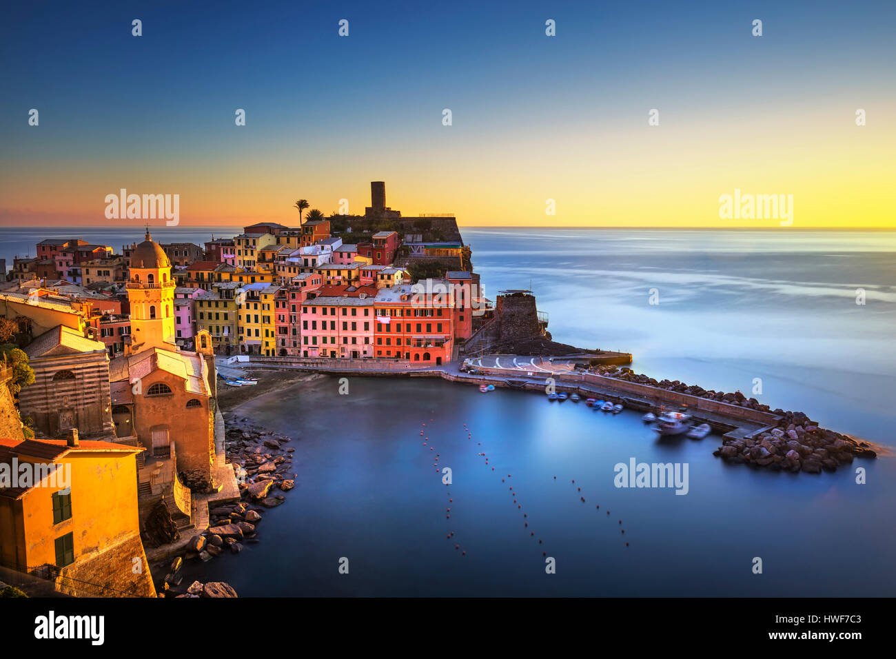 Vernazza village, vista aerea sul tramonto rosso, Seascape in cinque terre, il Parco Nazionale delle Cinque Terre Liguria Italia Europa. Lunga esposizione. Foto Stock