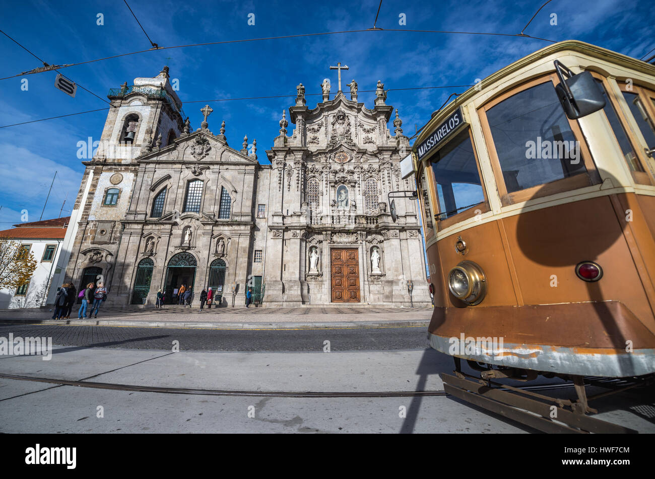 Vintage tram davanti della chiesa carmelitana (Igreja dos Carmelitas Descalcos) e Carmo chiesa (Igreja do Carmo) nella parrocchia di Vitoria di Porto, Portogallo Foto Stock