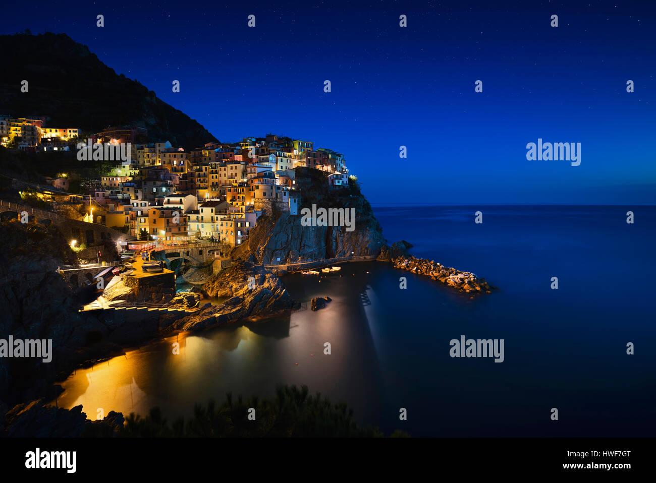 Manarola con protagonista la notte. Villaggio sulla scogliera di rocce e mare. Seascape in cinque terre, il Parco Nazionale delle Cinque Terre Liguria Italia Europa. Foto Stock