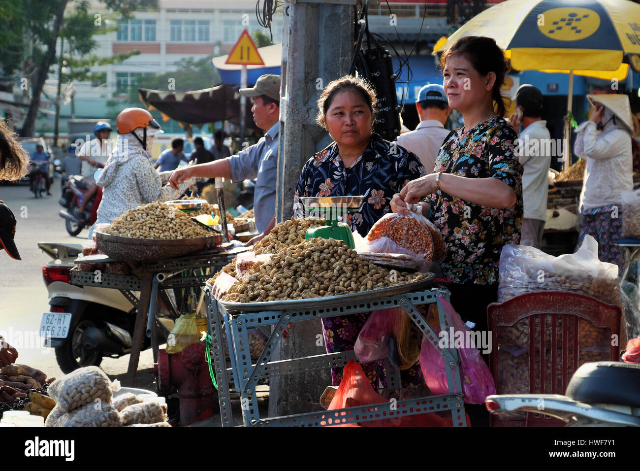 Ho Chi Minh city, Viet Nam, popolo vietnamita vendere peanut sul marciapiede a Binh Tay mercato all'aperto, venditore ambulante a sera, a Saigon, Vietnam Foto Stock