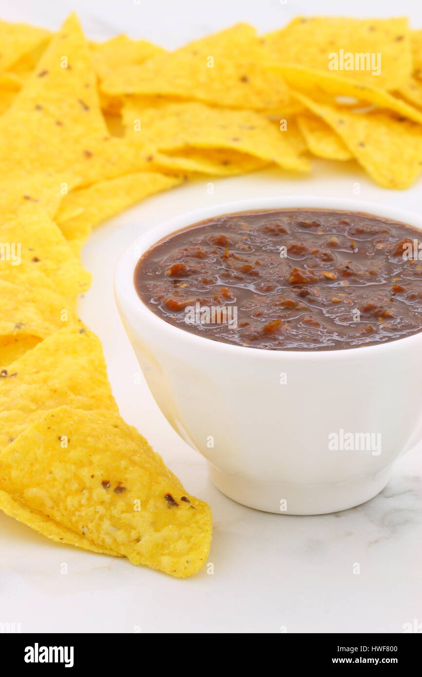 Messicano artigianale chipotle salsa su vintage in marmo di carrara tavolo, con un delizioso sapore affumicato perfetto per tutti i vostri messicano, tex-mex ricette e i lati. Foto Stock