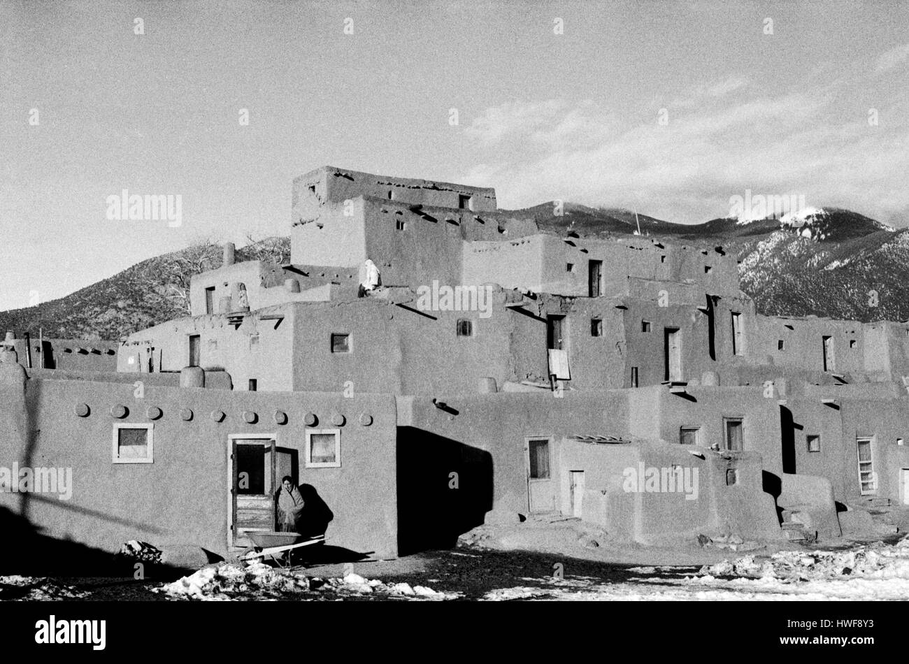 Taos New Mexico pueblo adobe case indigene indiano anziani Donna anziana anni '70 USA OMERO SYKES Foto Stock