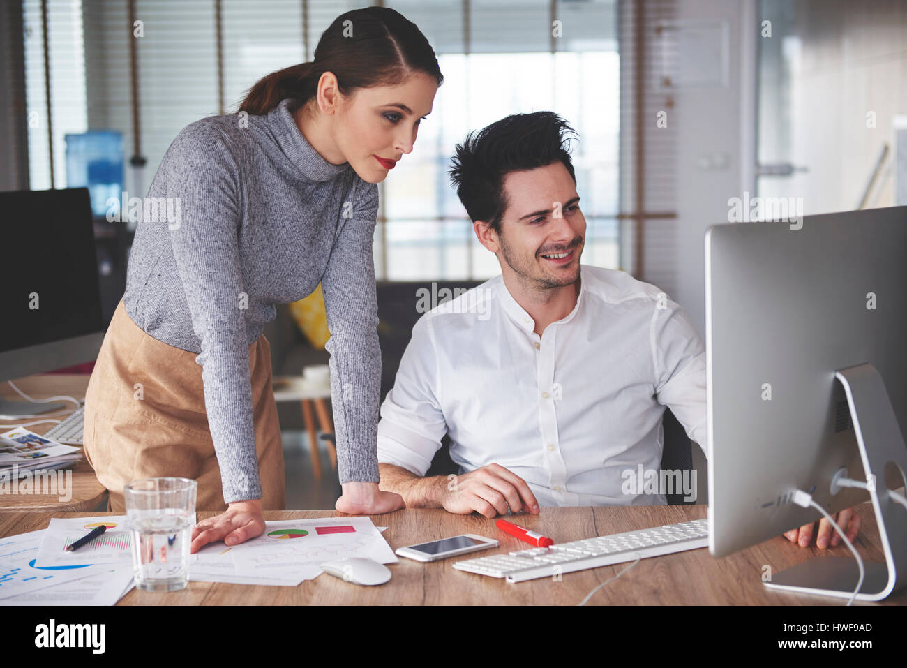Business formale di persone che lavorano nel computer Foto Stock
