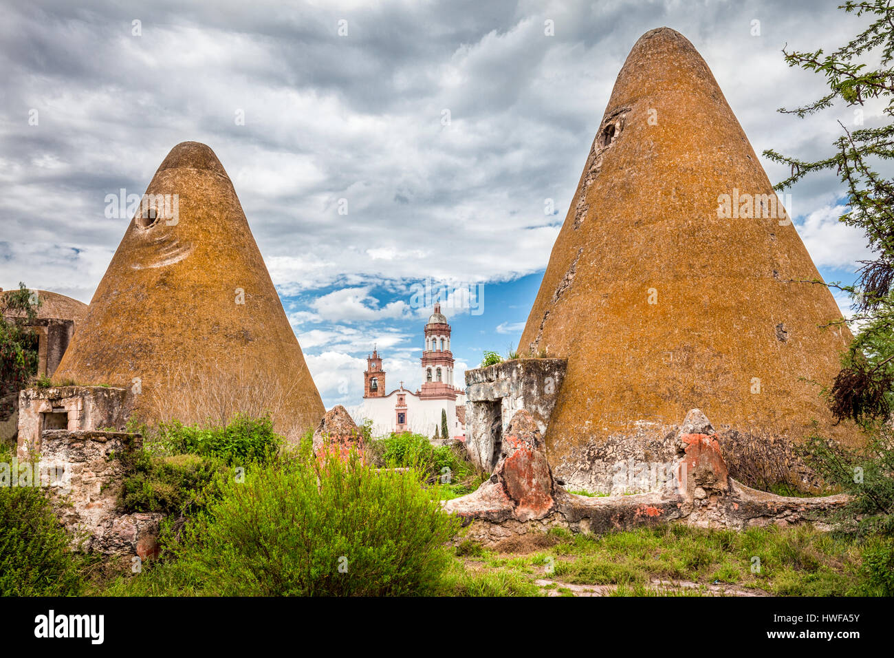 Ex hacienda Jaral de Berrios, chiesa e silos per il grano, San Luis Potosi, Messico. Foto Stock