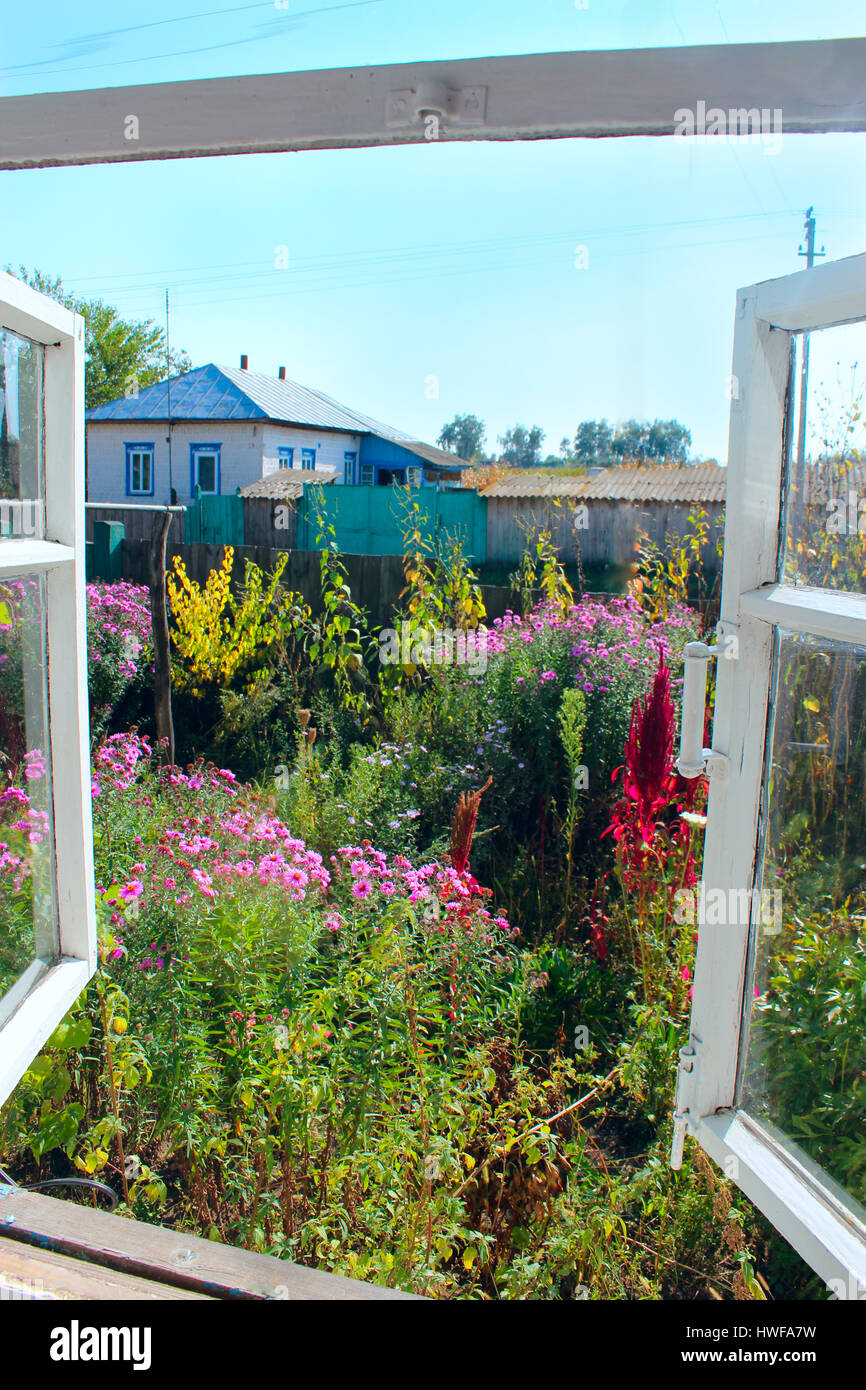 Finestra della piccola casa di campagna con vista di estate Foto Stock