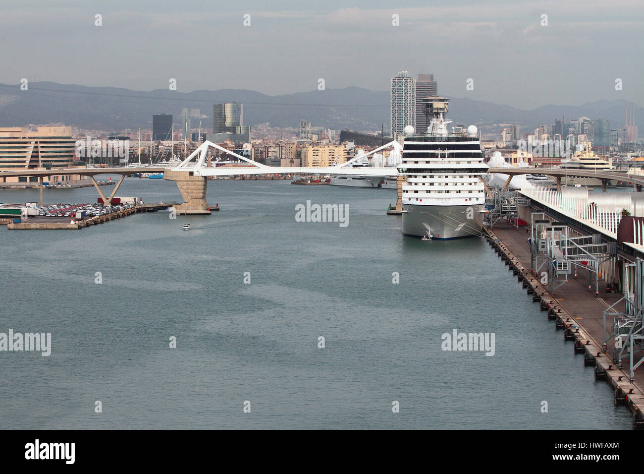 Area di acqua del porto e cruise terminal. Barcelona, Spagna Foto Stock